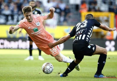 De Vlieger en Peeters oneens over handspel van Saelemaekers (Anderlecht): "Als het geen doelpunt is, ga je dan zeggen géén penalty en géén rode kaart?"