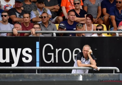 Bizar beeld in KVO-Genk: daarom volgde assistent-coach Franky Van der Elst de wedstrijd aan de overkant van het veld