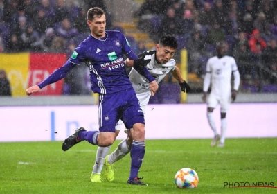 Dit is trouwens ook heel pijnlijk voor Anderlecht-speler: gepasseerd door iemand die niet eens op zijn positie speelt