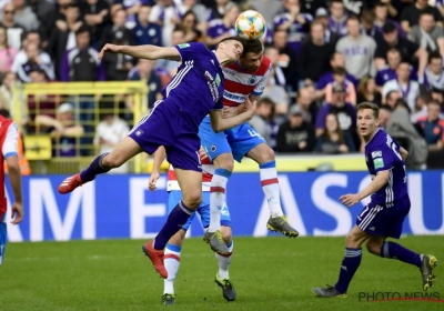 Waarom Santini zelfs na twee elleboogstoten geen rood kreeg tijdens Anderlecht-Club Brugge