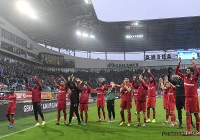 📷 Supporters Antwerp komen in Ghelamco met duidelijke spandoeken tegen voetbalbond: "Maffia"