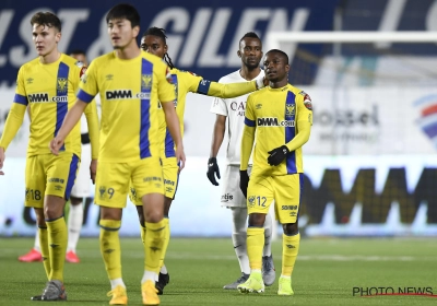 Supporters van Sint Truiden zijn het beu en voeren met een spandoek actie tegen het Japanse beleid