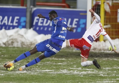 📷 KRC Genk stelde zich vragen over de staat van het veld en speelde de verloren partij tegen Moeskroen onder voorbehoud