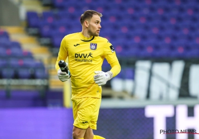 Wellenreuther niet bepaald blij met vragen na Zulte Waregem... Blijven staan als Van Crombrugge terug is? "Ja!"