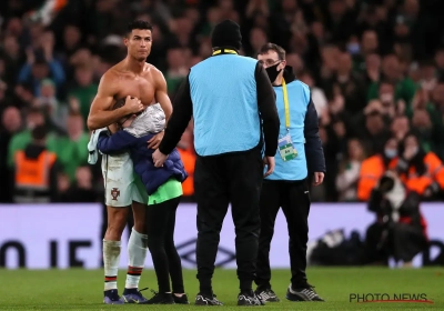 🎥 Schitterend beeld: Ronaldo geeft jonge veldbestormster shirt (al lijkt de Ierse doelman daar niet blij mee)