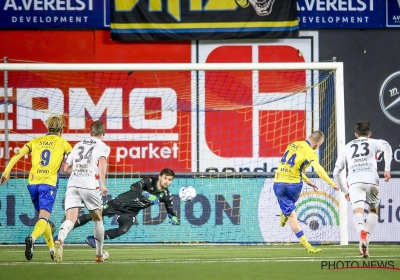 Christian Brüls reageert laconiek op afgekeurd doelpunt: "Zag dat meneer Boucaut in het VAR-busje zat... Dan schrik ik er niet van"