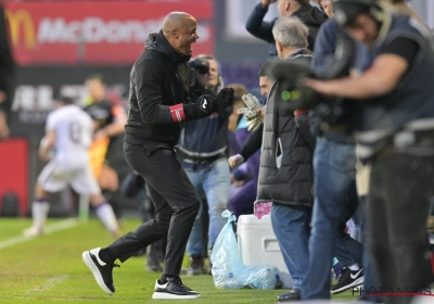 🎥 Dat het ook Kompany deugd deed: coach viert met papa en krijgt cadeau van de spelers