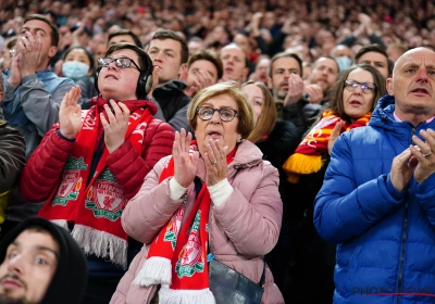 🎥 Handen stevig op mekaar, YNWA en 'Viva Ronaldo': hartverwarmend moment van steun voor Cristiano op Anfield