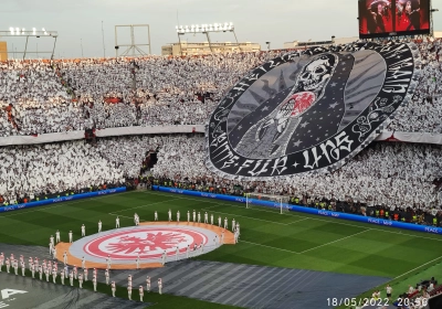 📷 Wat een tifo! Frankfurt-fans pakken indrukwekkend uit