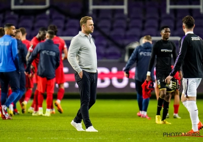 Opvallend: Veldman moet spelers Anderlecht weer het veld opsturen om fans te gaan groeten