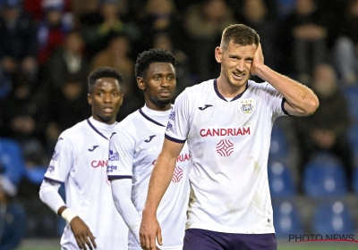 📷 De richtlijnen van Brian Riemer: Jan Vertonghen met A4-blad op het veld