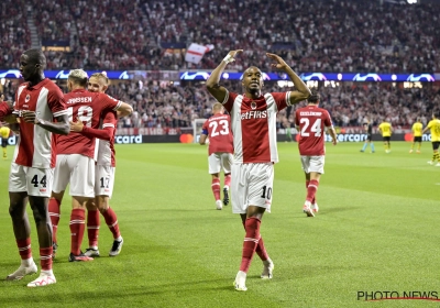 Antwerp bibbert met 10 maar houdt stand en trekt met 1-0 voorsprong naar AEK Athene 