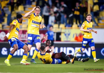 🎥 Opmerkelijke beelden: STVV-spits Kaya maait Kanga keihard onderuit na eerste doelpunt in 47(!) competitiewedstrijden