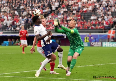 Puntenverlies voor topfavoriet: Schmeichel en Skov Olsen houden Engeland in bedwang, cruciale rol voor het doelhout