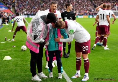 📷 Ballenjongen in Premier League beleeft de schrik van zijn leven, maar speler helpt hem uit de nood