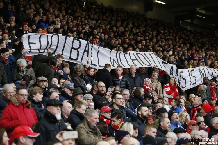 VIDEO: Supporter vat het heerlijk samen: "Zou jij 77 pond betalen om Jordan F*cking Henderson een bal tegen een muurtje te zien trappen?"