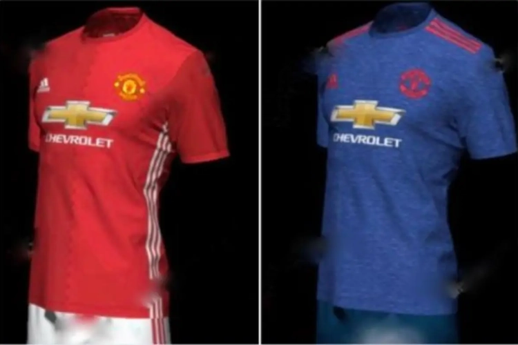 Zijn dit de nieuwe shirts van Manchester United? Heerlijke outfit op Old Trafford, maar een pyjama daarbuiten...