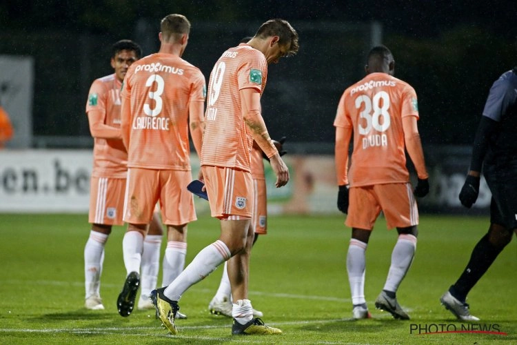 Eén speler van Anderlecht wil uitleg geven, rest met gebogen hoofd richting bus: Hein geeft meerdere spelers veeg uit de pan