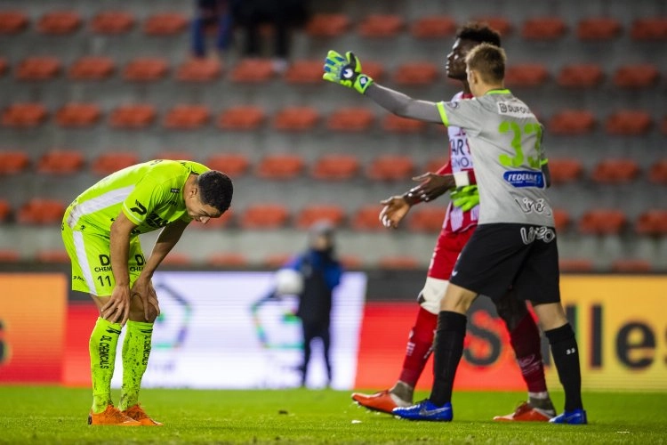 Spelers Moeskroen en Essevee zijn het oneens na zoutloze pot voetbal