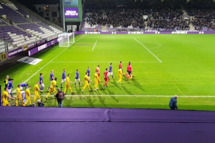 Beerschot Wilrijk heeft aan één helft genoeg tegen zwak Lommel en blijft op kop