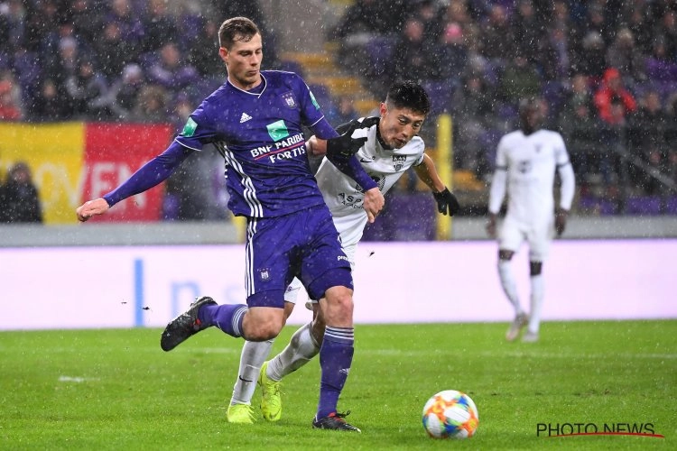 Dit is trouwens ook heel pijnlijk voor Anderlecht-speler: gepasseerd door iemand die niet eens op zijn positie speelt