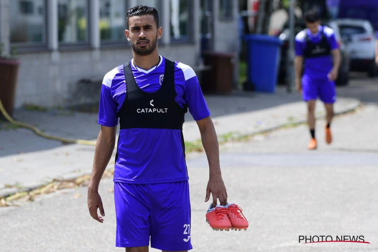 Tolk Tissoudali helpt ons een handje bij de voorstelling van Beerschot-aanwinst Reda Halaimia