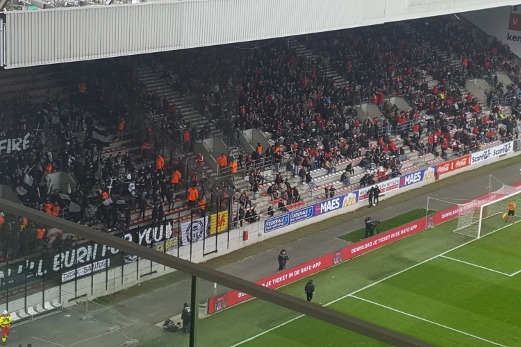 Charleroi-supporters pleiten op de Bosuil net voor pyro: "If love is fire ..."