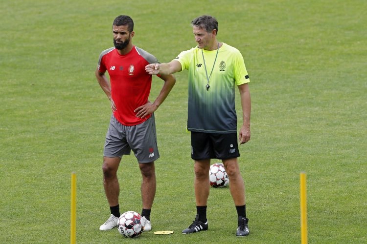 De situatie van Mehdi Carcela wekt zorgen: "Het is ongelooflijk om een van de beste spelers in de competitie op de bank te laten zitten."