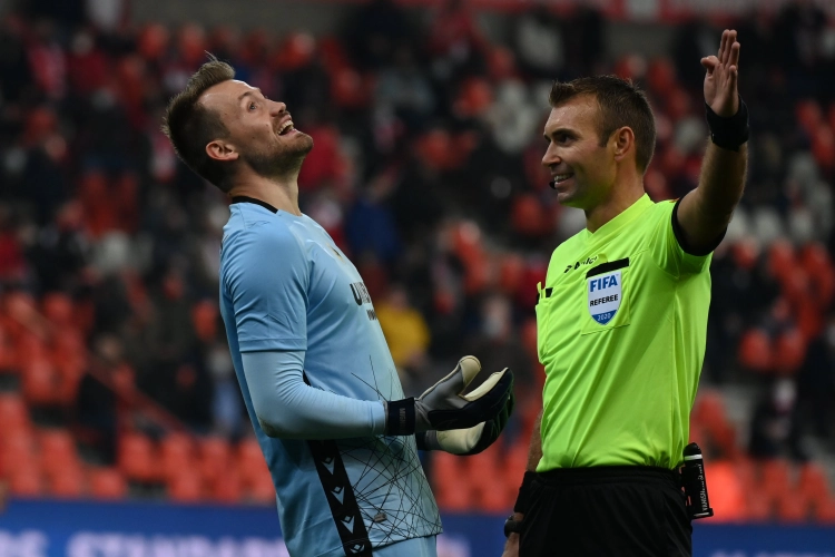 Simon Mignolet reageert na gelijkspel met twee betwistbare strafschoppen