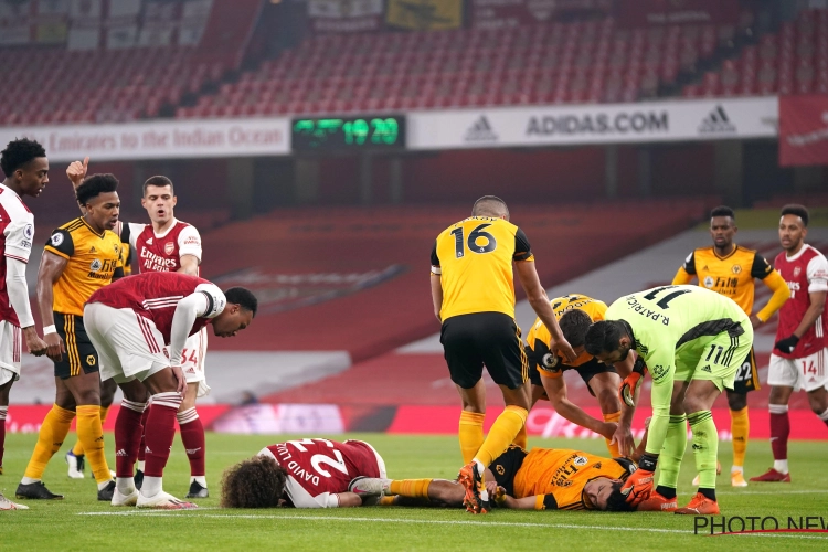 🎥 Engels voetbal maakt zich grote zorgen: Mexicaanse spits blijft angstvallig stil liggen bij ernstige hoofdblessure