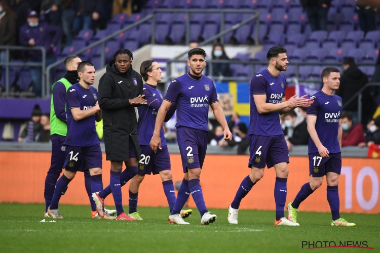 Anderlecht-speler verdedigt Kompany met vuur: "Vertel mij eens wat hij eraan kan doen dat we zoveel kansen nodig hebben?"