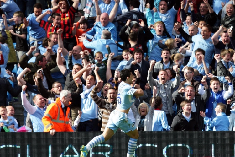 Precies 10 jaar na iconisch doelpunt: naast Kompany krijgt ook Aguero standbeeld aan stadion Man. City