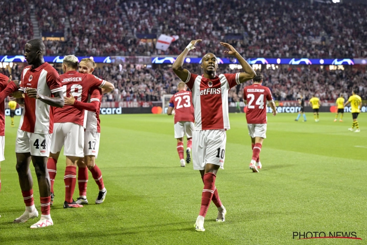 Antwerp bibbert met 10 maar houdt stand en trekt met 1-0 voorsprong naar AEK Athene 